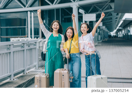 旅先の空港に到着した女性3人組　「撮影協力：関西国際空港（KIX）」 137005254