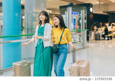空港内を移動する女性2人組 「撮影協力:関西国際空港(KIX)」 空港内を移動する女性2人組 「撮影協力:関西国際空港(KIX)」 137005290