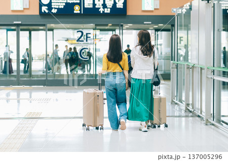 空港内を移動する女性2人組　「撮影協力：関西国際空港（KIX）」 137005296
