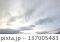雲間から光が差し込む空の風景 137005483