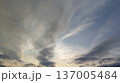 夕暮れのダイナミックな空と雲 137005484