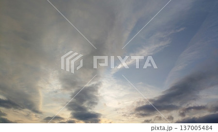 夕暮れのダイナミックな空と雲 夕暮れのダイナミックな空と雲 137005484