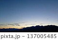 夕暮れの藍色の空と山のシルエット 137005485