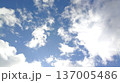 雲が広がる青空の背景 137005486