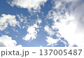雲が広がる青空の背景 137005487