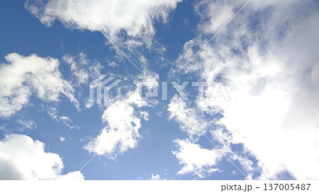 雲が広がる青空の背景 雲が広がる青空の背景 137005487