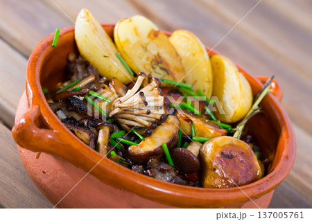 Baked mushrooms with potatoes 137005761