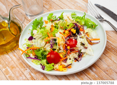 Salad with lettuce, tomato, corn and olives 137005788