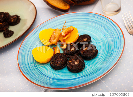 Catalan blood sausage with garnish of baked potatoes 137005805