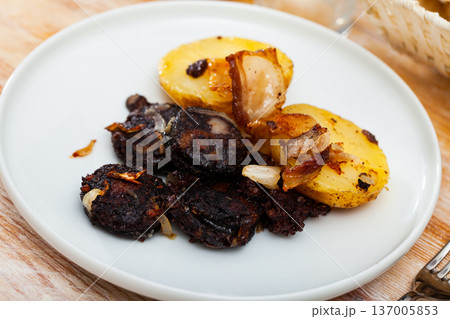 Fried rustic tasty blood sausage with potato served at plate Fried rustic tasty blood sausage with potato served at plate 137005853