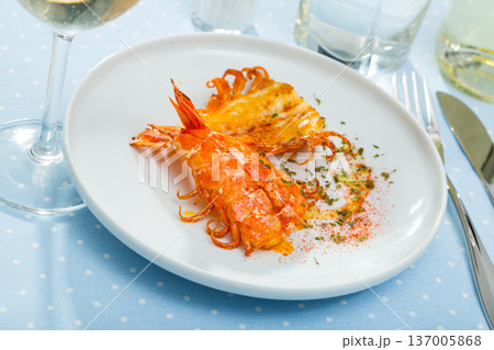 Cleaved roasted prawns 137005868