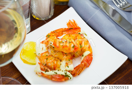 Grilled shrimps with garlic sauce Grilled shrimps with garlic sauce 137005918