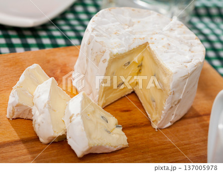 Tasty french cambozola cheese, slices at wooden desk 137005978