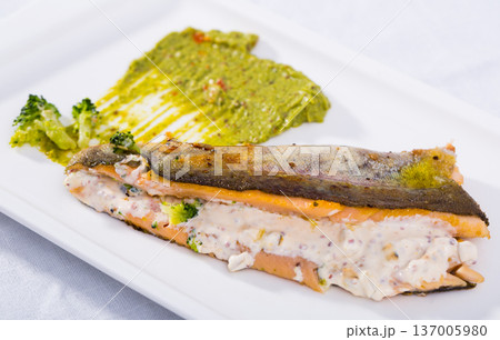 Roasted trout fillet with broccoli 137005980
