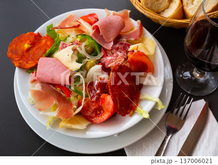 Plate with a delicious Catalan salad. 137006021