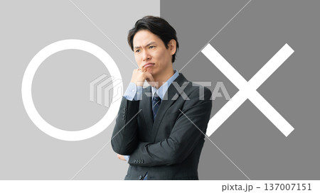 マルかバツか、どちらか考える男性 137007151