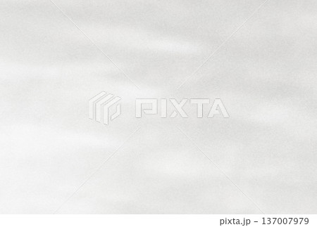 淡い銀色に輝くやわらかな光のゆらぎ模様の背景画像b 137007979