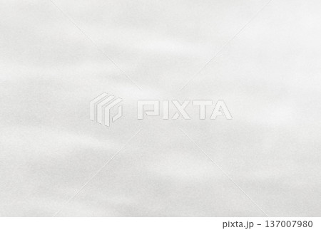 淡い銀色に輝くやわらかな光のゆらぎ模様の背景画像c 137007980