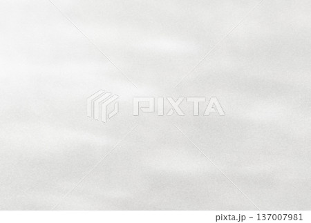 淡い銀色に輝くやわらかな光のゆらぎ模様の背景画像d 137007981