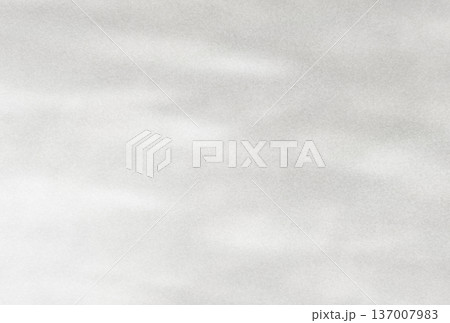 明るい銀色に輝くやわらかな光のゆらぎ模様の背景画像b 137007983