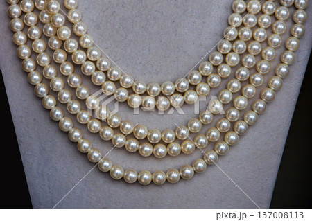 White pearls necklace White pearls necklace 137008113