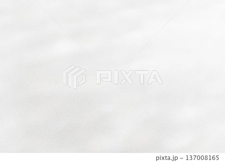 淡い銀色に輝くやわらかな光のゆらめき模様の背景画像c 137008165