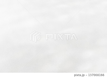 淡い銀色に輝くやわらかな光のゆらめき模様の背景画像d 137008166