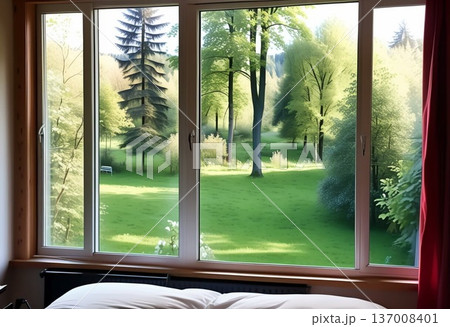 自然の中にある建物の窓から見た景色 137008401