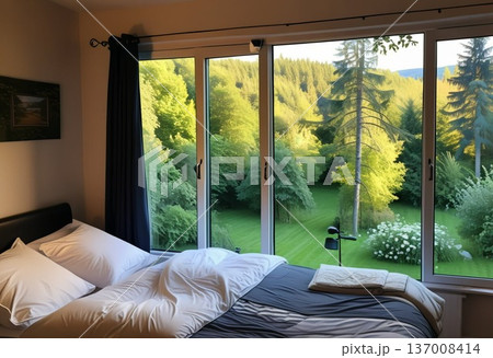 自然の中にある建物の窓から見た景色 137008414
