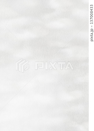 淡い銀色に輝くやわらかな光のゆらめき模様の縦長の背景画像b 137008433