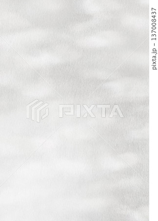 明るい銀色に輝くやわらかな光のゆらめき模様の縦長の背景画像b 137008437