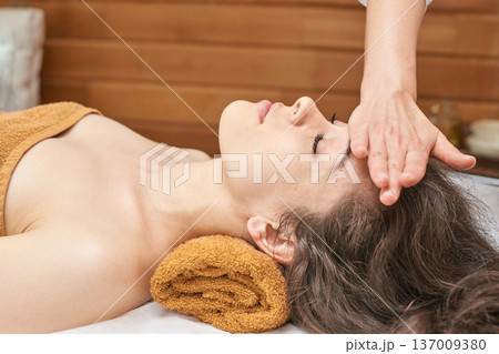 Caucasian Female Adult Receiving Relaxing Head Massage At Spa For Wellness And Stress Relief Caucasian Female Adult Receiving Relaxing Head Massage At Spa For Wellness And Stress Relief 137009380