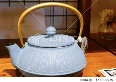 海外で人気の南部鉄器の青いケトル フランスの番組で使用 海外で人気の南部鉄器の青いケトル フランスの番組で使用 137009920