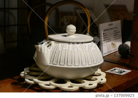 海外で人気の南部鉄器の白いケトル　 137009925