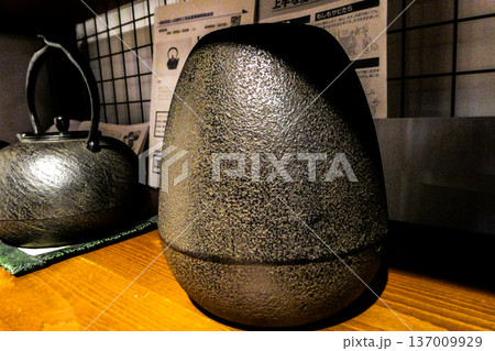 重厚な南部鉄器の花器と鉄瓶 137009929