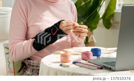 Online tutorial featuring colorful thread and sewing tools Online tutorial featuring colorful thread and sewing tools 137010378