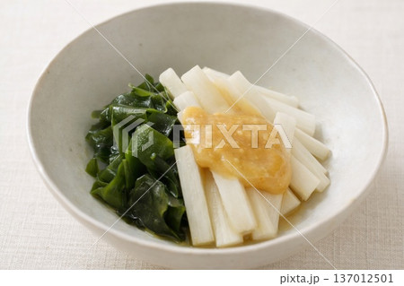 白い和食器に盛り付けられた春の訪れを感じさせるうどとワカメの酢味噌和え 137012501