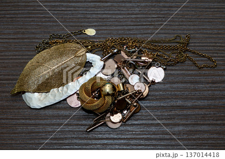 Pile of gold jewelry Pile of gold jewelry 137014418