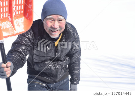 雪国で田舎暮らしをしている老人のライフスタイル 雪国で田舎暮らしをしている老人のライフスタイル 137014445