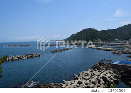 海岸の波消しブロック 海岸の波消しブロック 137015084