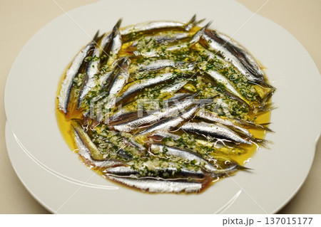 スペイン料理 ボケロネス（アンチョビの酢漬け）のタパス 137015177