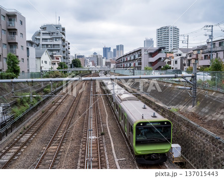 【山手線】北大塚の街並みを通過する外回りの電車 137015443