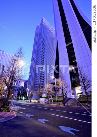 新宿副都心 西新宿の損保ジャパンビルと超高層ビル群の光跡と夜景 137015636