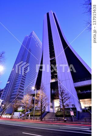 新宿副都心 西新宿の損保ジャパンビルと超高層ビル群の光跡と夜景 新宿副都心 西新宿の損保ジャパンビルと超高層ビル群の光跡と夜景 137015638
