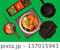 [素材] グリーンバックを背景にしたウナギとイクラ入りの豪華な日本製釜飯のセット. 137015943