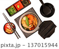 [素材] 白い背景の上に置かれたウナギとイクラの豪華な日本製釜飯セット. 137015944