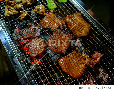 バーベキューで焼く牛タン 炭火網焼きのクローズアップ バーベキューで焼く牛タン 炭火網焼きのクローズアップ 137016228