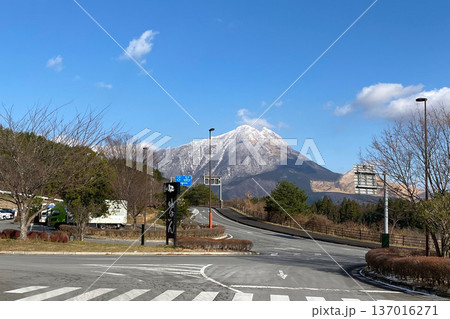 道の駅ゆふいんと積雪の由布岳 137016271