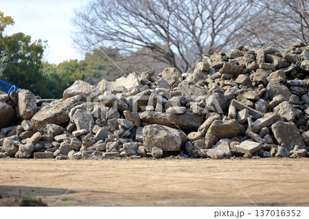 解体工事現場で山積みのコンクリートガラ 137016352
