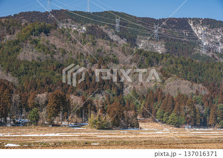 浅春の奥琵琶湖の山並み　滋賀県長浜市永原 137016371